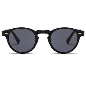 Vue détaillée des lunettes de soleil rondes noires rétro avec rivets métalliques dorés chic