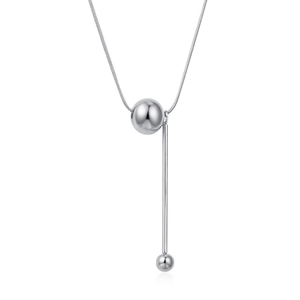 Détail du collier à chaîne serpent argentée avec pendentif sphère et barre polie