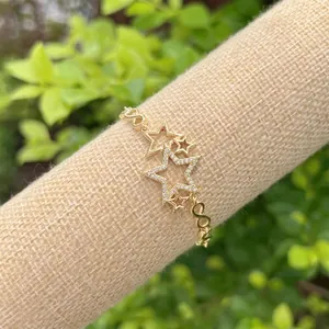 Dettaglio del bracciale placcato oro 18 carati con stella di diamanti e ciondolo infinito