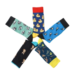 Collection de cinq paires de chaussettes en coton à motifs animaux sur fond blanc