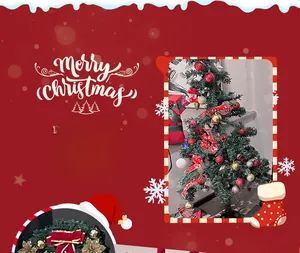Petit sapin de Noël artificiel avec nœuds rouges, cloches dorées et ornements festifs