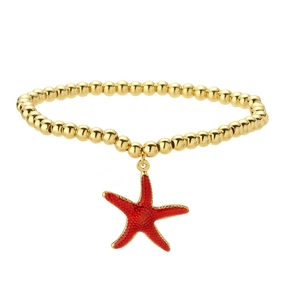 Elegante bracciale con perline dorate e un ciondolo a stella marina rossa su sfondo bianco