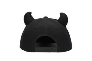 Vue arrière de la casquette hip hop noire avec cornes de diable et fermeture snapback