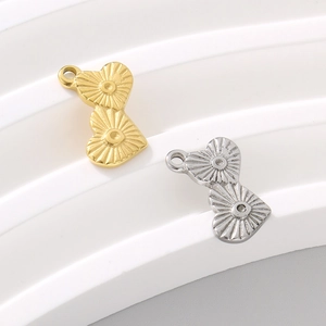 Pendentif double cœur minimaliste avec finition texturée en acier inoxydable doré et argenté