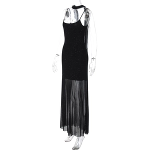 Détail de la robe noire à paillettes montrant l'ourlet en tulle et le tissu brillant