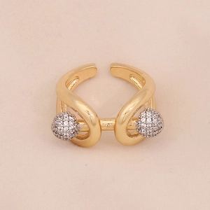Détail d'une bague ouverte à double bande ornée de deux sphères serties de zircons
