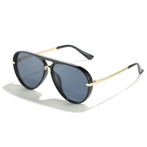 Retro-Pilotenbrille mit schwarzem Rahmen und goldenen Metallbügeln in der 45-Grad-Seitenansicht
