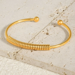 Minimalist 18k gold plated stainless steel C-shaped open bracelet with spiral wire design