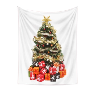 Dettaglio arazzo albero di Natale con scatole regalo su sfondo bianco puro