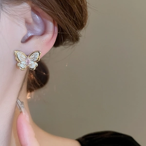 Boucles d'oreilles papillon plaquées or avec ailes blanches et accents en zircon rose