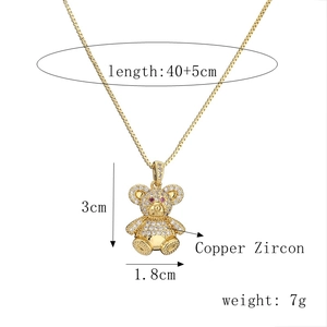 Detailansicht Goldbär-Anhänger mit Maßen 3x1,8cm und Zirkon-Kupfer-Materialangaben