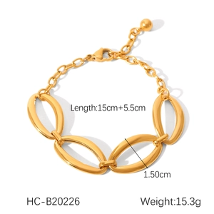 Dettagli del bracciale a maglie ovali dorate con lunghezza 15 cm e chiusura a moschettone