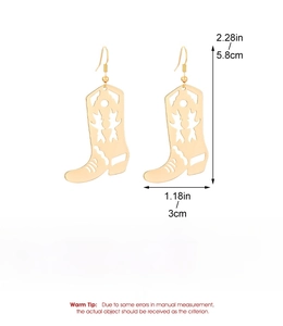 Vue détaillée des boucles d'oreilles bottes de cowboy dorées avec dimensions 5.8cm par 3cm