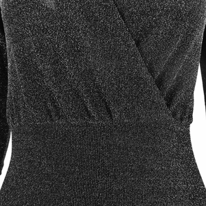 Détail du tissu en maille noire avec paillettes métalliques et col en V croisé