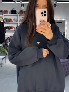 Détail de la broderie cœur blanc sur un sweat à col rond gris anthracite ample
