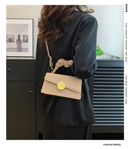 Sac à bandoulière kaki moderne avec fermoir doré martelé et poignée élégante plissée