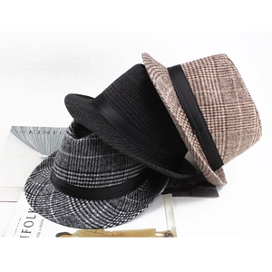 Trois chapeaux fedora classiques noir et à carreaux avec rubans décoratifs noirs élégants