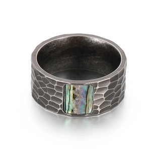 Bague large pour homme en acier inoxydable martelé avec incrustation de nacre abalone
