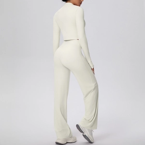 Détail du tissu en maille côtelée blanc cassé sur un ensemble de yoga taille haute