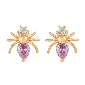 Detalle macro de pendientes de araña bañados en oro 18K con piedras púrpuras