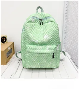 Primer plano de mochila acolchada verde menta con estampados de corazones