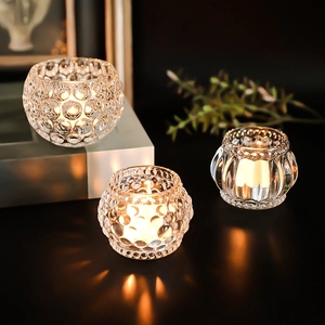 Tres candelabros de vidrio minimalistas con patrones para decoración de mesa romántica