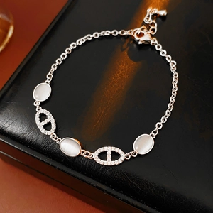 Détail macro du bracelet chaîne nez de cochon argenté avec opale et pavé de diamants