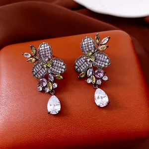 Orecchini vintage a fiore con cristalli viola e gialli su metallo oro nero lucido