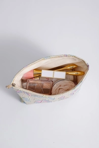 Detailansicht der Schmetterling-Kosmetiktasche mit Pinseln und Hautpflegeprodukten