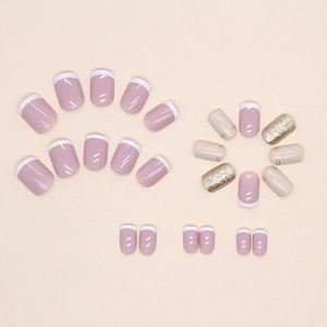Faux ongles courts style French avec paillettes champagne et dorures en tailles variées