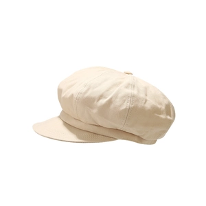 Retro beige Baumwolle Schirmmütze mit Nähten und abgerundeter Krempe auf weißem Hintergrund