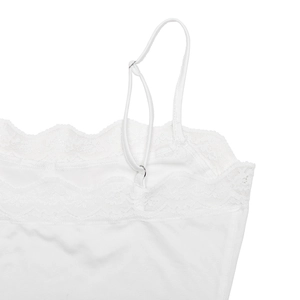 Détail du body de yoga blanc avec bordure en dentelle et bretelles fines réglables