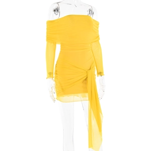 Détail d'une mini robe en maille jaune avec manches dénudées et design plissé à lacets