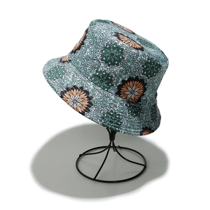 Dettaglio di cappello da sole bohémien con motivo mandala floreale verde su supporto