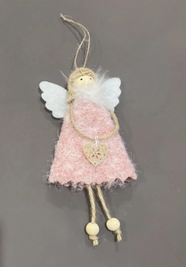 Dettaglio di un angelo di Natale fatto a mano in peluche rosa con ali di feltro e ciondolo