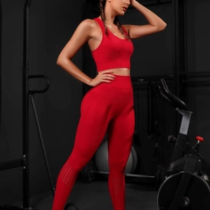 Ensemble de yoga rouge sans couture avec brassière dos nageur et legging taille haute