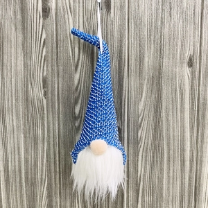 Colgante de gnomo navideño con gorro de punto azul, patrón de diamantes y barba de felpa