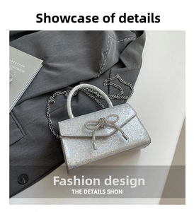 Détail du sac à main pailleté argenté avec fermoir nœud en strass brillant et bandoulière