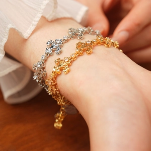 Détail du bracelet iris vintage avec oxydes de zirconium en finitions or et argent