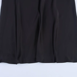 Elegante abito midi in raso nero con trama setosa e tessuto drappeggiato fluido