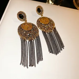 Boucles d'oreilles vintage avec pièce dorée, gemme noire et longues franges de chaînes