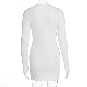 Détail de la vue arrière de la robe moulante blanche à manches longues en maille