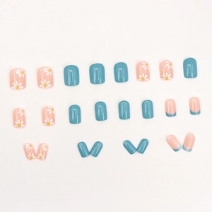 Faux ongles courts carrés bleu clair avec motif marguerite et design French manucure