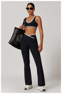 Ensemble de sport noir avec brassière à liseré contrasté et legging évasé croisé