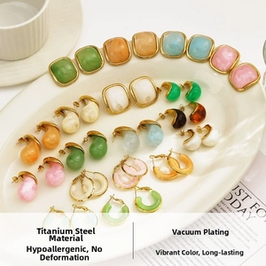 Détails de boucles d'oreilles en acier titane plaqué sous vide avec résine colorée