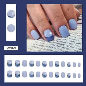 Matte hellblaue künstliche Nägel mit Mond- und Sternmotiven im 24er-Set für Damen