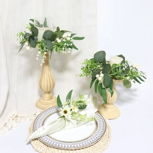 Candelabri beige vintage abbinati a ghirlande di eucalipto e bacche bianche