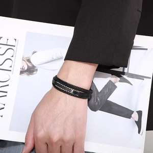 Vue détaillée du bracelet multicouche en cuir noir tressé avec fermoir magnétique