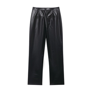 Detailansicht der Rückseite und Gesäßtaschen dieser schwarzen Kunstlederhose mit hoher Taille