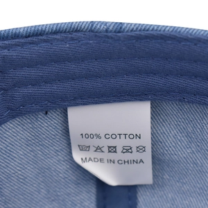 Detail der Innenseite der Denim-Kappe mit Baumwoll-Schweißband und 100% Baumwoll-Etikett
